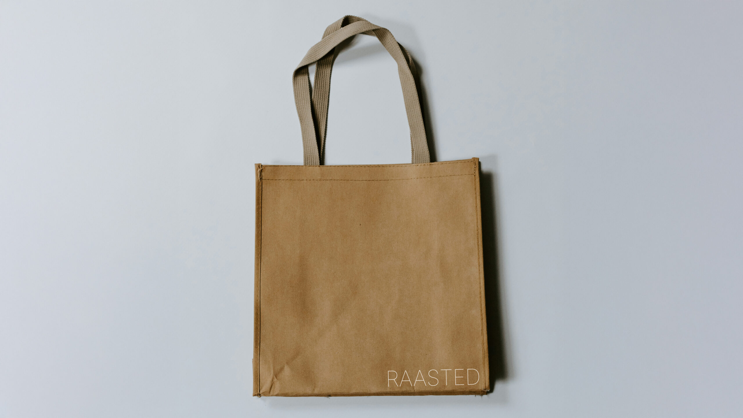 Tote bag mockup med Raasted logo