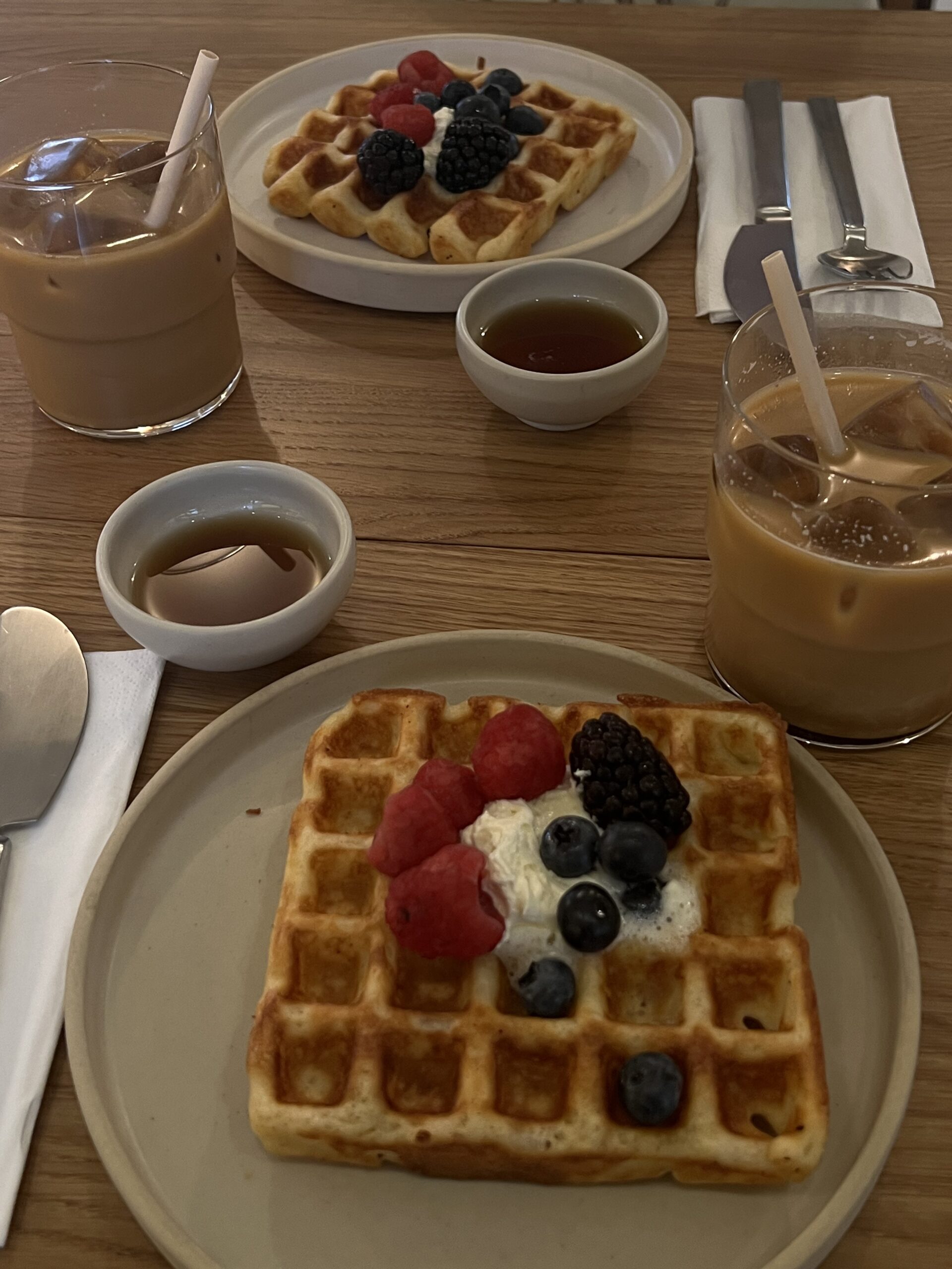 Iskaffe og vaffel med bær fra Echo Eatery